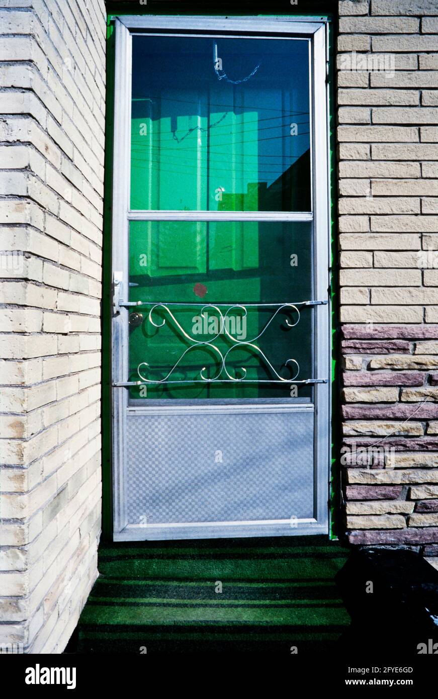 Doors, eine Künstleransicht von Wohneingangstüren und Immobilien in Kitchener, Ontario, Kanada. Fredrick Street (überwiegend) 1983 Stockfoto