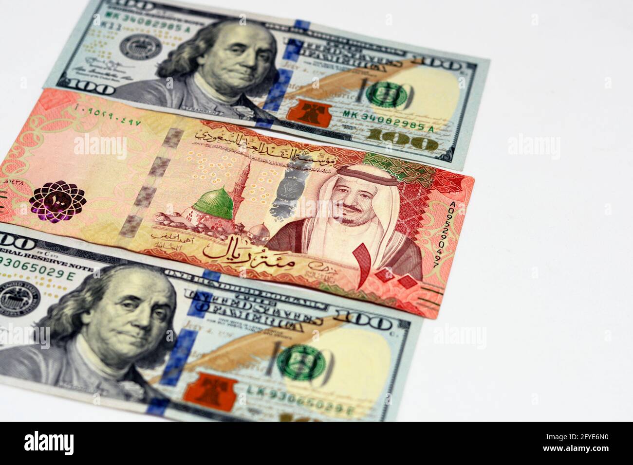 American Hundert Dollar Rechnung und Saudi-Arabien riyals Währung Banknoten von 100 Saudi-Riyals, Saudi-Arabien Geld und amerikanische Dollar Währungen Stockfoto