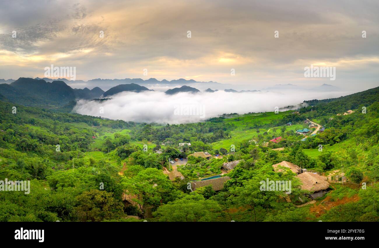 Panoramablick auf das schöne Grün der Gemeinde Pu Luong, Provinz Thanh Hoa, Vietnam Stockfoto