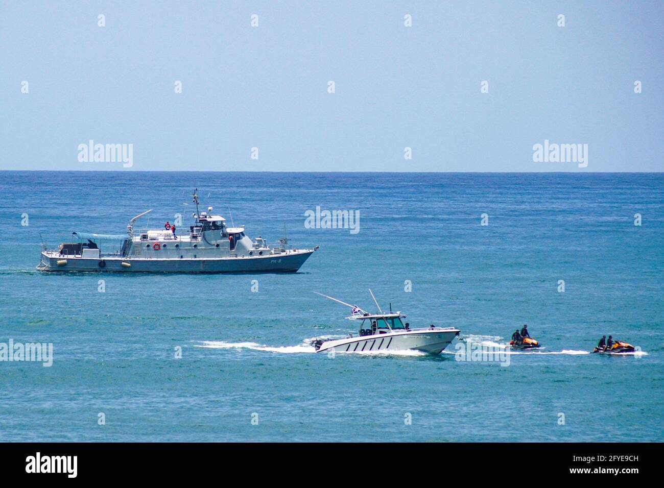 Tamanique, El Salvador. Mai 2021. Salvadorianische NAVY-Boote führen Rettungsübungen im Ozean durch. Salvadorianische Unternehmen bereiten sich auf die internationalen Surfspiele der ISA (International Surfing Association) vor, die die letzte Qualifikationsrunde der Olympischen Spiele für das Surfen sein werden. Kredit: SOPA Images Limited/Alamy Live Nachrichten Stockfoto