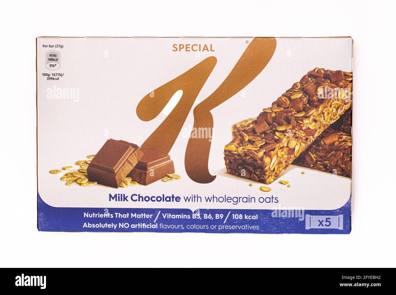 SWINDON, Großbritannien - 28. MAI 2021: Schachtel mit Kellogg's Special K Milchschokolade-Müsliriegel mit Vollkornjacken auf weißem Hintergrund Stockfoto