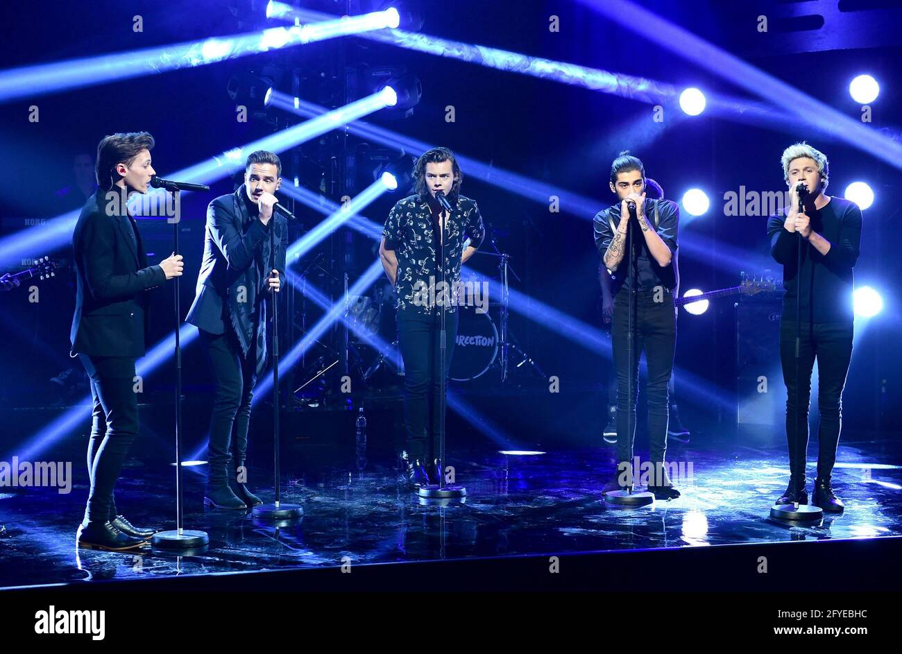 File-Foto vom 04/12/14 einer Regie während der Dreharbeiten zur Graham Norton Show in den London Studios im Zentrum von London. Der Musiker Niall Horan, der gesagt hat, dass er für ein One Direction Reunion bereit sein würde, aber nur, wenn 'jeder es tun wollte'. Die Gruppe ??? Horan, Liam Payne, Zayn Malik, Harry Styles und Louis Tomlinson ??? Gegründet auf The X Factor im Juli 2010 und wurde zu einer der erfolgreichsten Boybands aller Zeiten, die mehr als 50 Millionen Platten auf der ganzen Welt verkauften. Ausgabedatum: Freitag, 28. Mai 2021. Stockfoto