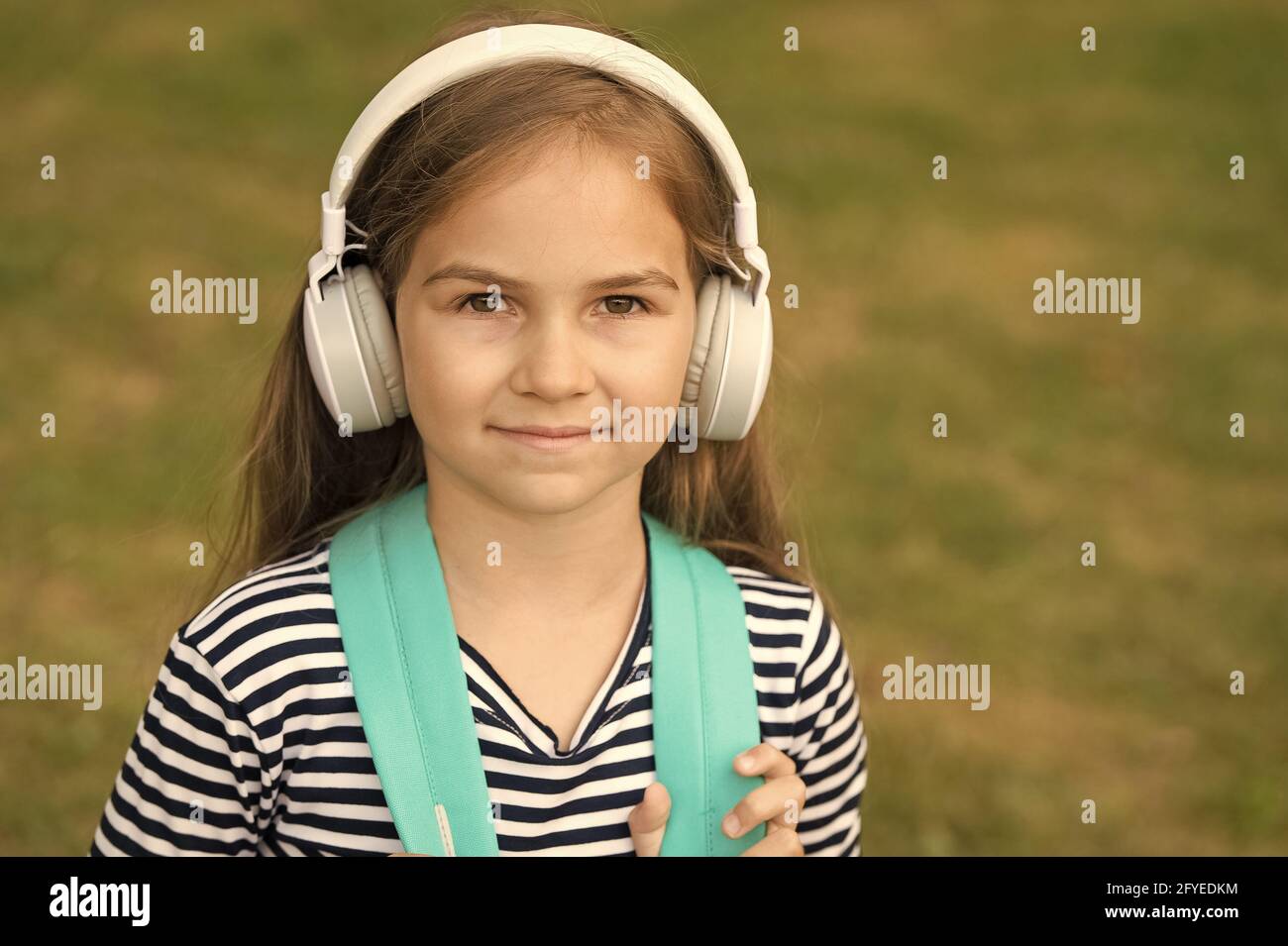 Englisch soll lernen. Kleine Kinder tragen Kopfhörer. Englische Schule.  Sprachunterricht. Zuhören. Neue Technologie. Privatunterricht. Online  Stockfotografie - Alamy