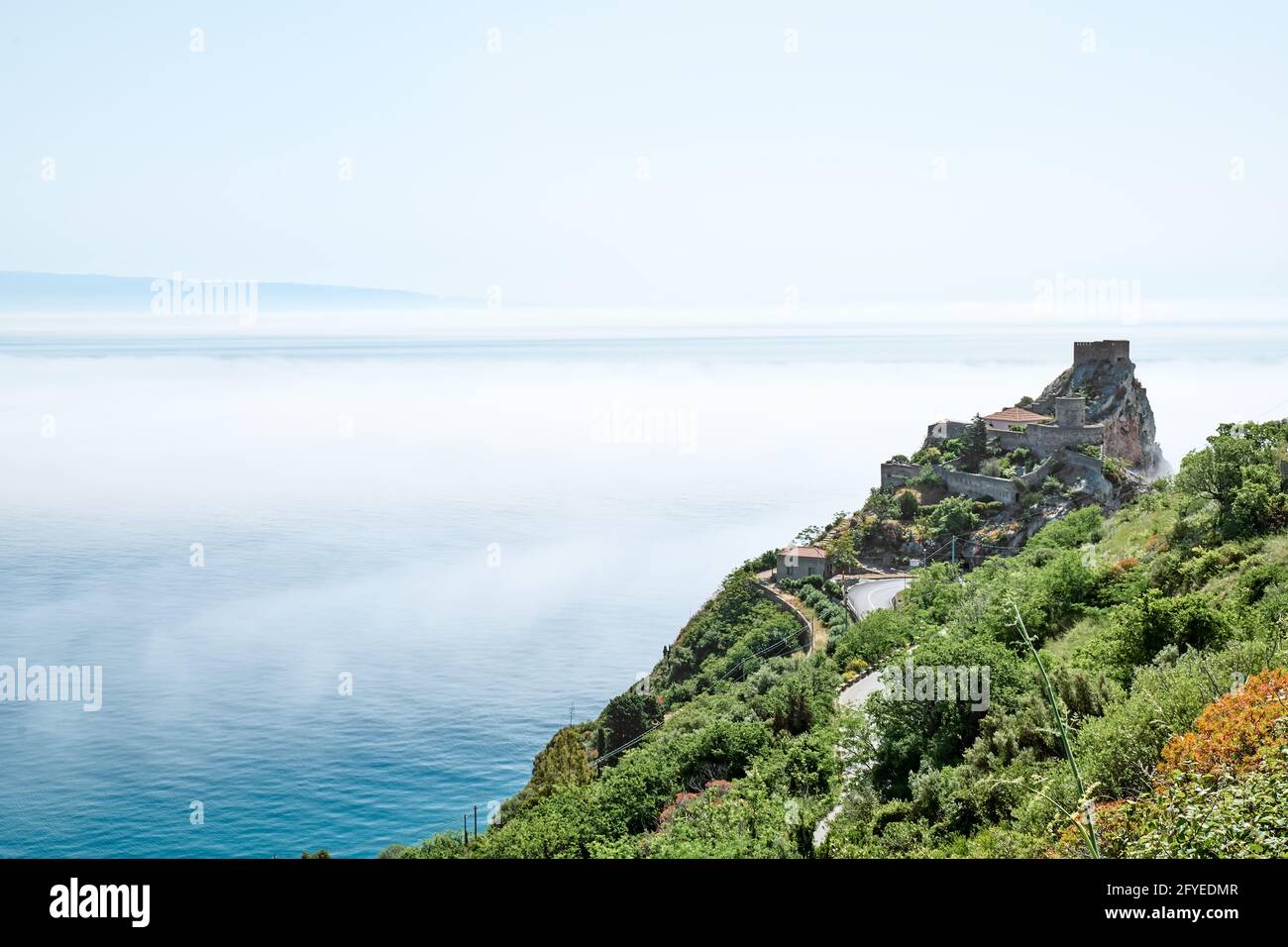 Das Schloss Sant'Alessio ist von Nebel bedeckt. Schönheit in Sizilien als Touristenattraktion. Auf dem mittelmeer würzen. Ionisches Meer. Stockfoto