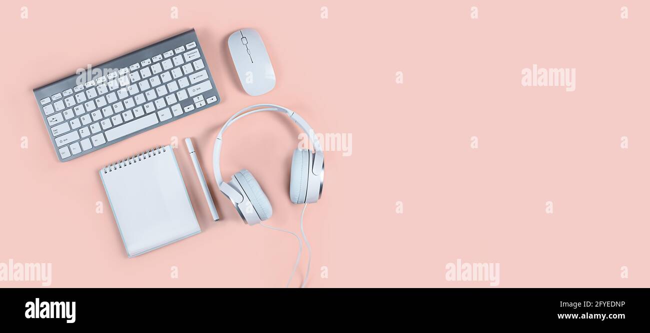 Breites Banner auf beigem Hintergrund, flaches Layout, Tastatur, Kopfhörer, Notebook, Smartphone. Konzept - Home Office, Online-Bildung, Webinare, Seminar Stockfoto