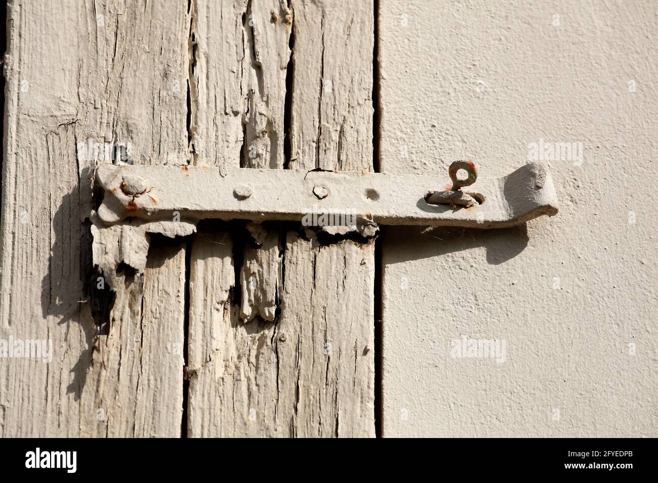 Alter eiserner Türbeschlag an alter heller Holztür, Deutschland, Europa Stockfoto