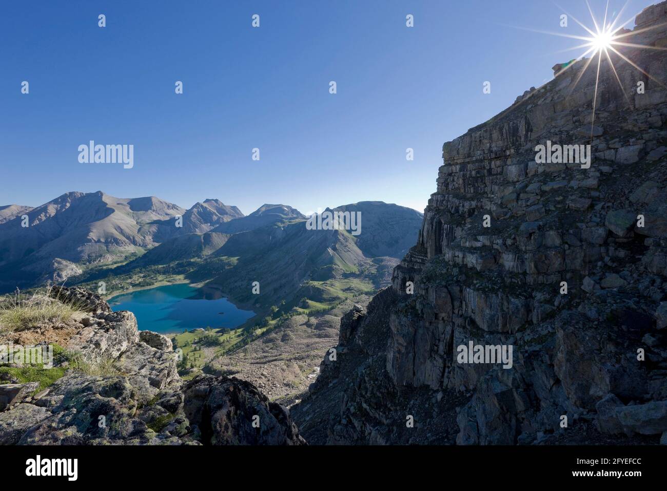 FRANKREICH. ALPES-DE-HAUTE-PROVENCE (04) ALLOS LAKE VON DER ENCOMBRETTE PATH 2536 M TOURS DU LAC ALLOS LAKE. DAS PELAT BEI SUNRISE Stockfoto