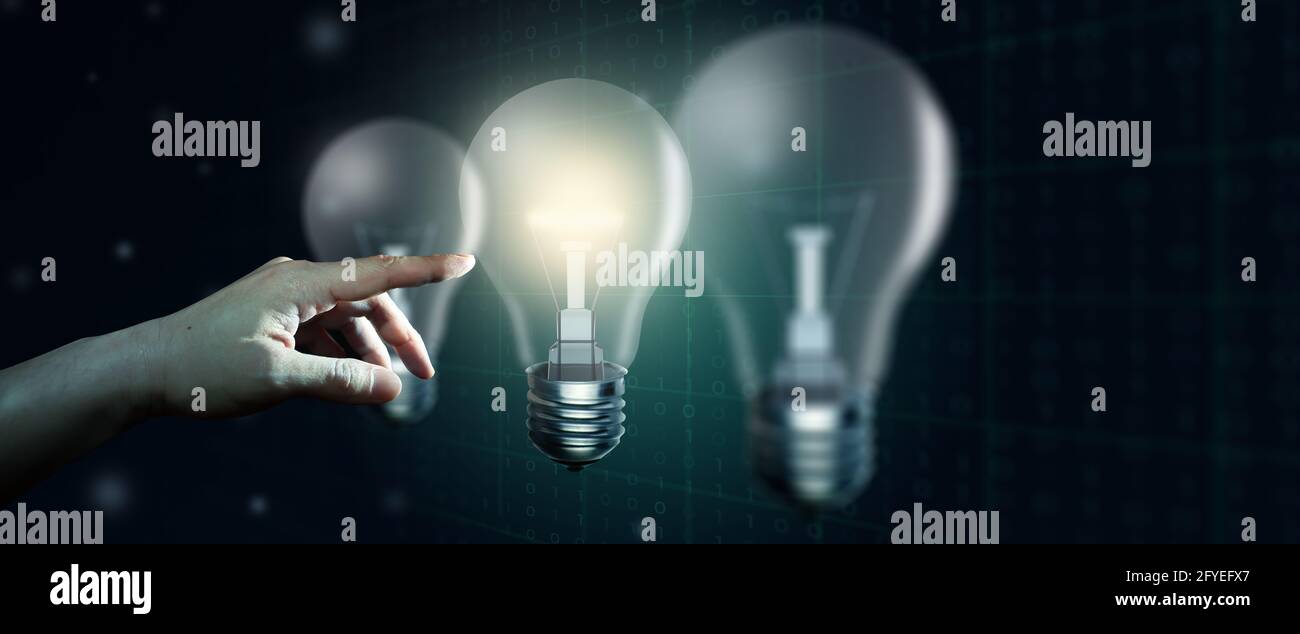 Geschäftsmann Hand mit der Glühbirne und leuchtet anders. Inspiration und kreative innovative Ideen. Stockfoto