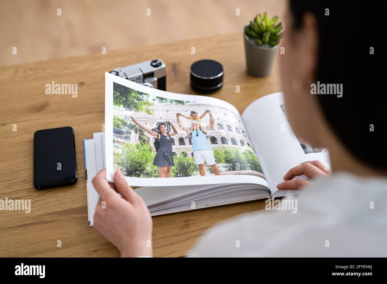 Schauen Sie Sich Das Familienfotoalbum An. Speicherbuch Stockfoto