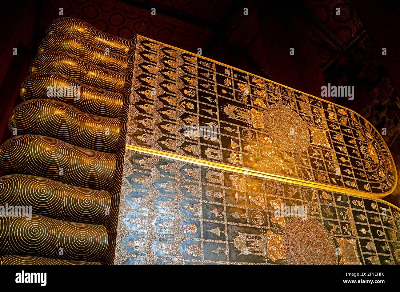 Sohlen der rückenden Füße Buddhas mit 108 verheißungsvollen Symbolen mit Perlmutt, Wat Pho Tempel, Bangkok, Thailand Stockfoto