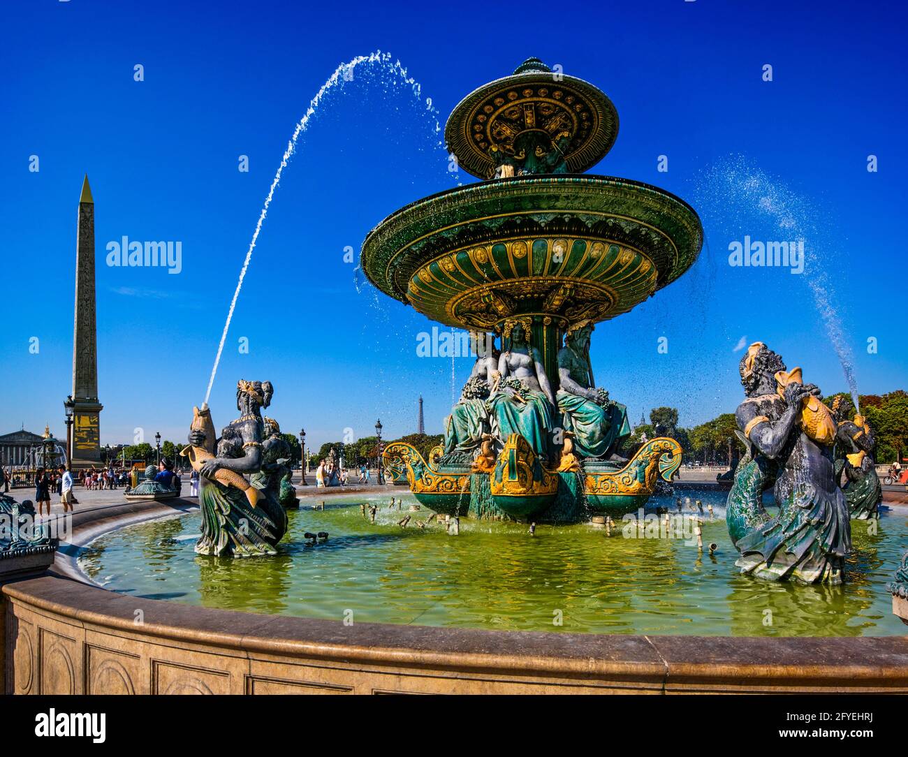 FRANKREICH. PARIS (75) 8. ARRONDISSEMENT. DER „BRUNNEN DER FLÜSSE“ AUF DEM PLACE DE LA CONCORDE MIT DEM OBELISKEN UND DEM EIFFELTURM IM BA Stockfoto