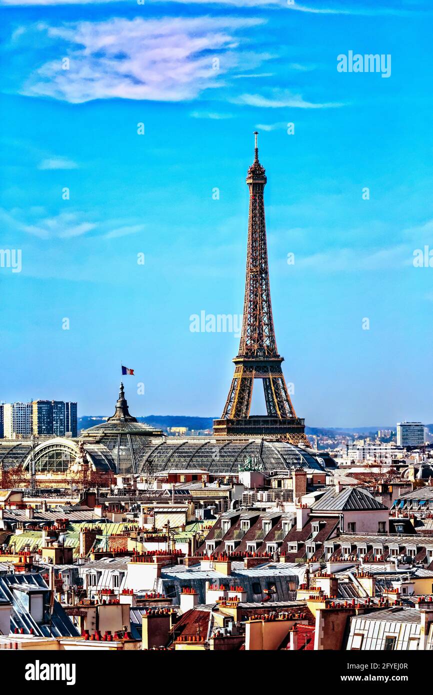 FRANKREICH. PARIS (75) DER EIFFELTURM UND DIE KUPPEL DES GRAND PALAIS, DIE DÄCHER VON PARIS Stockfoto