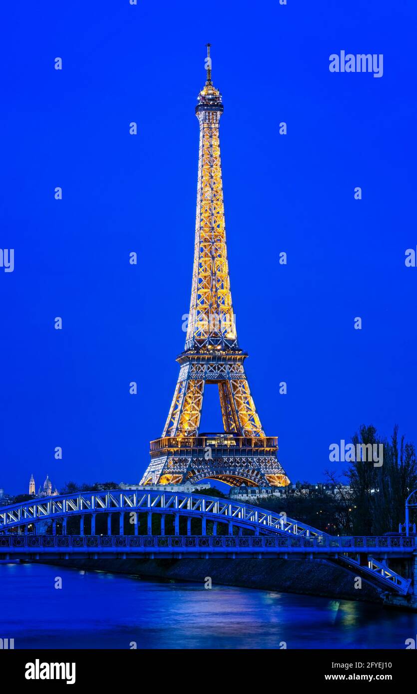 FRANKREICH. PARIS (75) IN DER ABENDDÄMMERUNG, DEM EIFFELTURM UND DER PONT ROUELLE BRÜCKE, DIE DIE SEINE VOM 15. ARRONDISSEMENT BIS ZUM 16. ARRONDISSEMENT ÜBERSPANNT Stockfoto