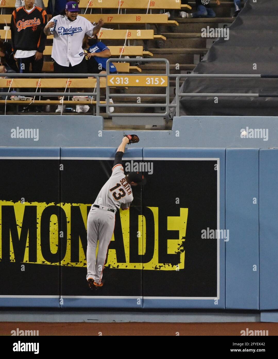 Austin Slater, der Mittelfeldspieler von San Francisco Giants, streckt sich am Donnerstag, den 27. Mai 2021, im dritten Inning des dritten Basemens von Los Angeles Dodgers, Justin Turner, um den unerreichbaren zweiläufigen Homer zu erreichen. Die Dodgers besiegten die Giganten 4-3. Foto von Jim Ruymen/UPI Stockfoto