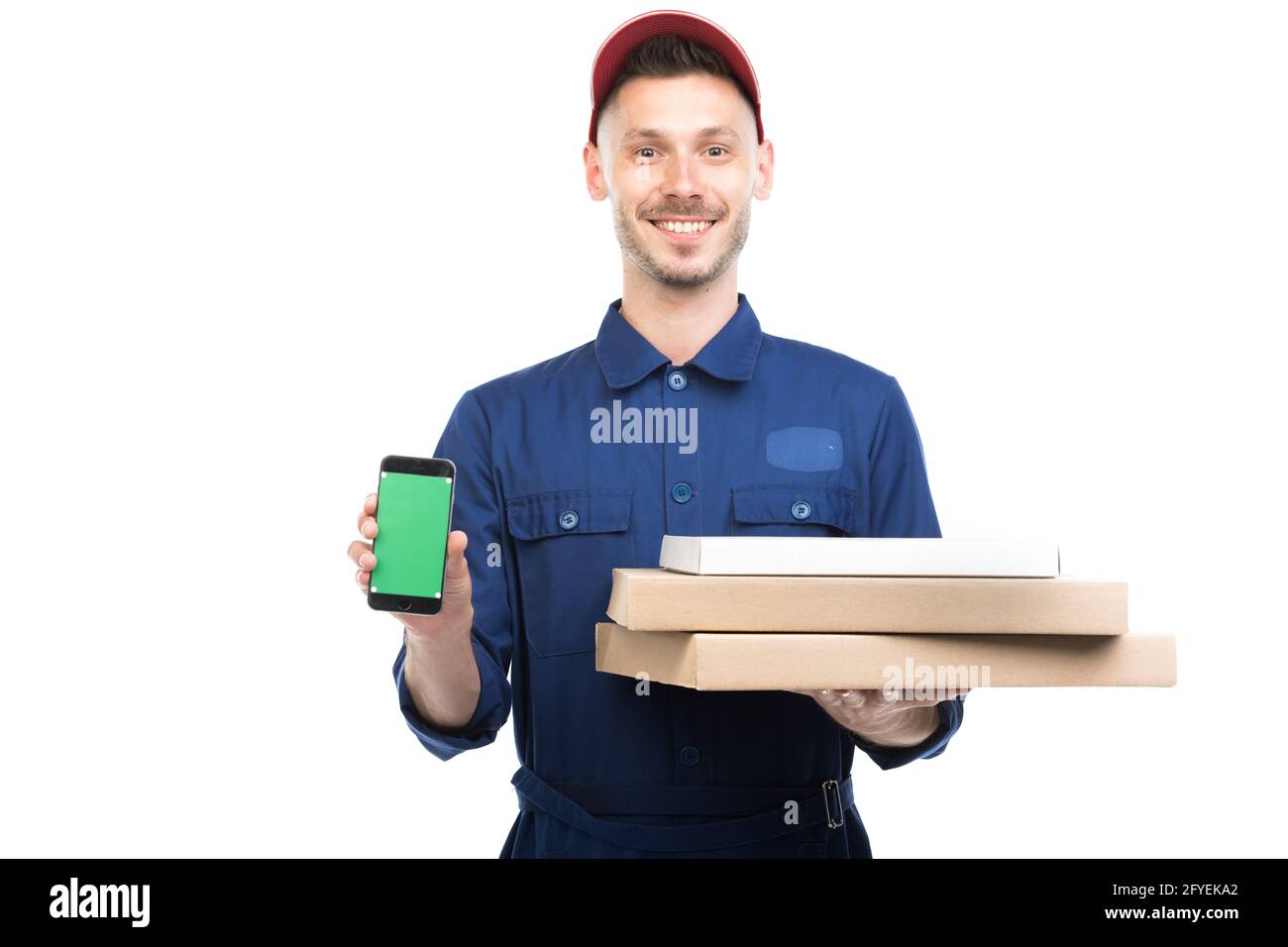 Horizontales mittleres Porträt eines hübschen jungen Erwachsenen kaukasischen Pizza Kerl mit Boxen und Smartphone Blick auf die Kamera, weißer Hintergrund Stockfoto