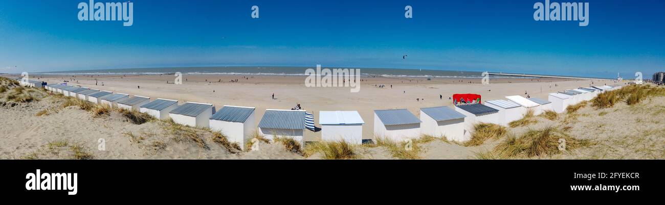 Panoramablick von einer Düne am Strand von Nieuwpoort Mit Strandhütten im Vordergrund an einem sonnigen springday Stockfoto