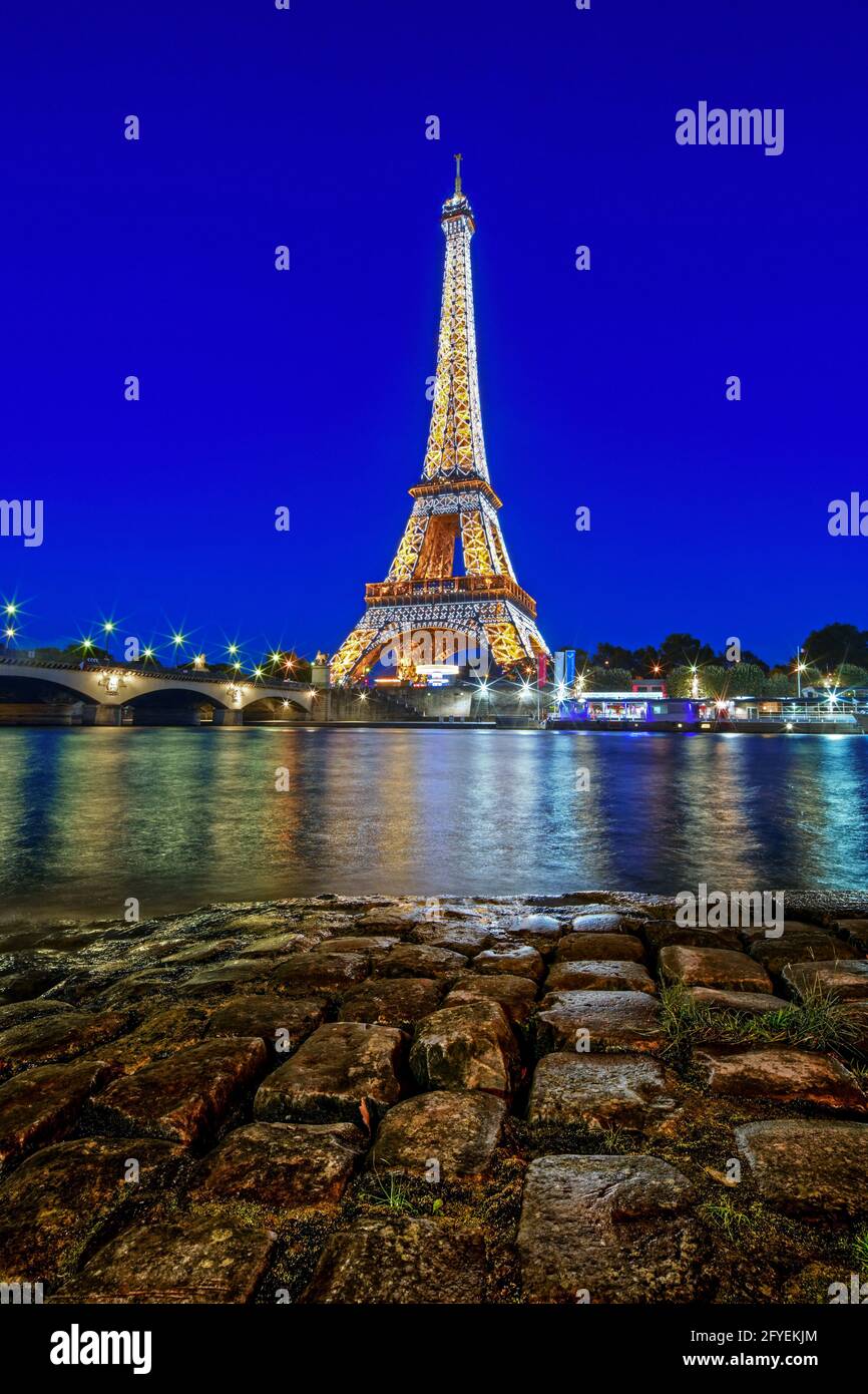 EIFFELTURM VOM SEINE-UFER IN PARIS, FRANKREICH Stockfoto