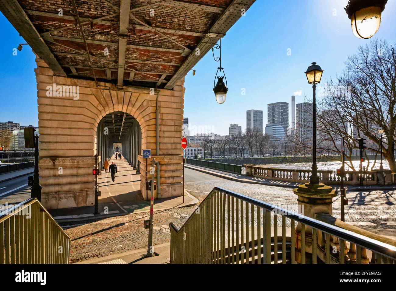 FRANKREICH. PARIS (75). 16. ARRONDISSEMENT. DIE BIR-HAKEIM-BRÜCKE MIT IHREM RADWEG UND GEBÄUDEN MIT BLICK AUF DIE SEINE. Stockfoto