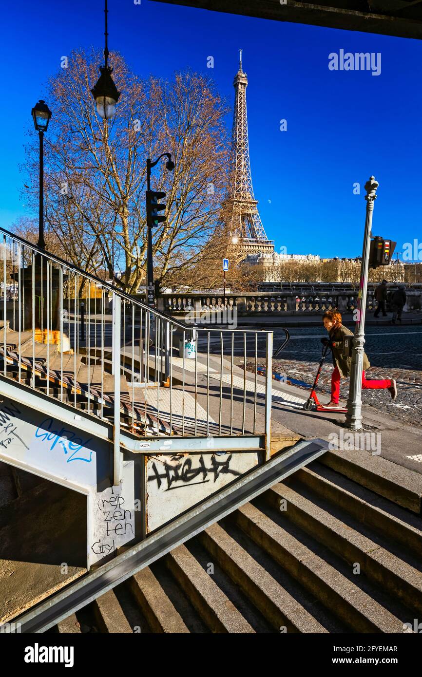 FRANKREICH. PARIS (75). 16. ARRONDISSEMENT. EIN KIND MIT ROTER HOSE NÄHERT SICH MIT EINEM ROLLER DER BIR-HAKEIM-BRÜCKE. Stockfoto