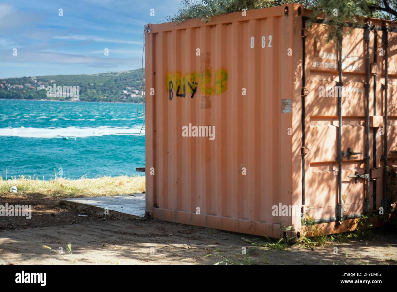 Container für Katastrophenschutz am Ufer des Meeresgebiets auf der Heybeli-Insel Stockfoto