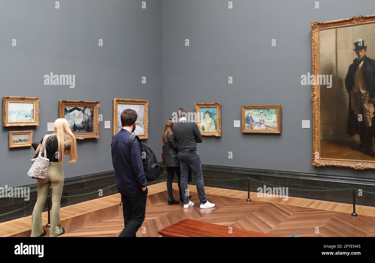 Besucher, die post-impressionistische Gemälde studieren, in der National Gallery, London, Großbritannien Stockfoto