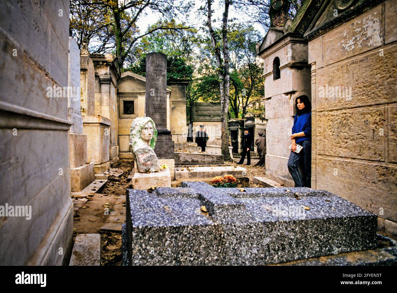 FRANKREICH. PARIS (75) FRIEDHOF PERE LACHAISE. TOMB OF JAMES DOUGLAS MORRISON, BEKANNT ALS JIM (1943-1971), SÄNGER DER AMERIKANISCHEN ROCKBAND THE DOORS, LIED Stockfoto