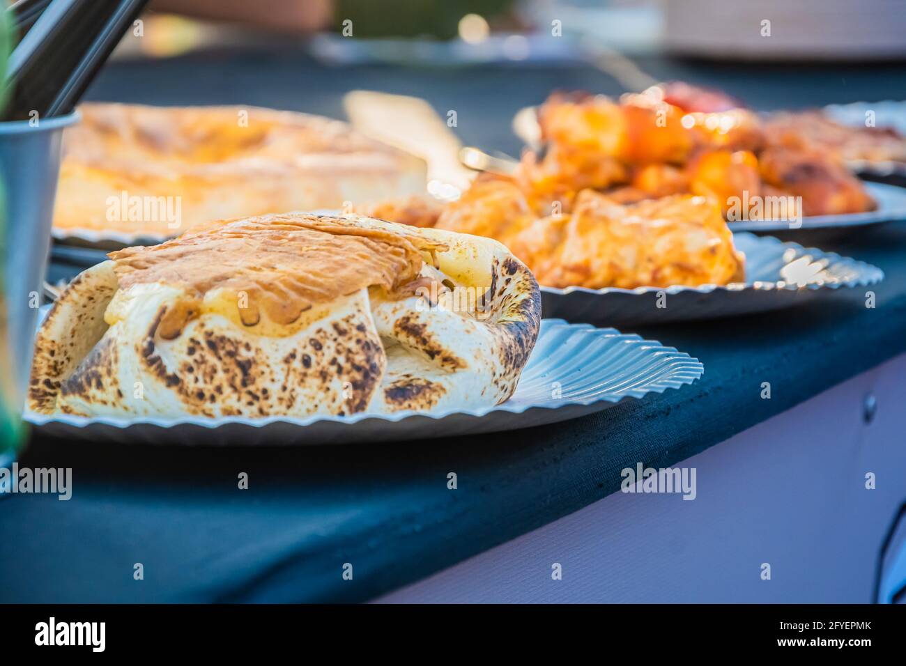 Mexikanische Speisen auf Einwegtellern auf der Theke eines Restaurants im Freien. Food Festival im Stadtpark. Street Fast Food. Selektiver Fokus, flach Stockfoto