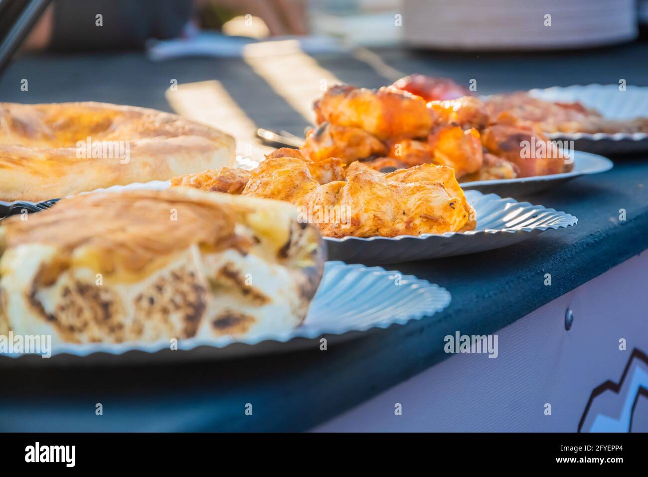 Mexikanische Speisen auf Einwegtellern auf der Theke eines Restaurants im Freien. Food Festival im Stadtpark. Street Fast Food. Selektiver Fokus, flach Stockfoto