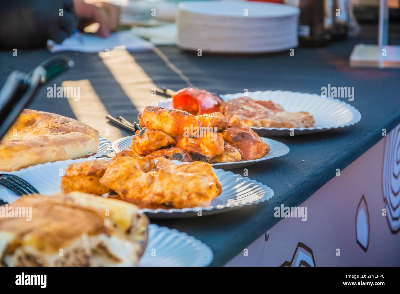 Mexikanische Speisen auf Einwegtellern auf der Theke eines Restaurants im Freien. Food Festival im Stadtpark. Street Fast Food. Selektiver Fokus, flach Stockfoto