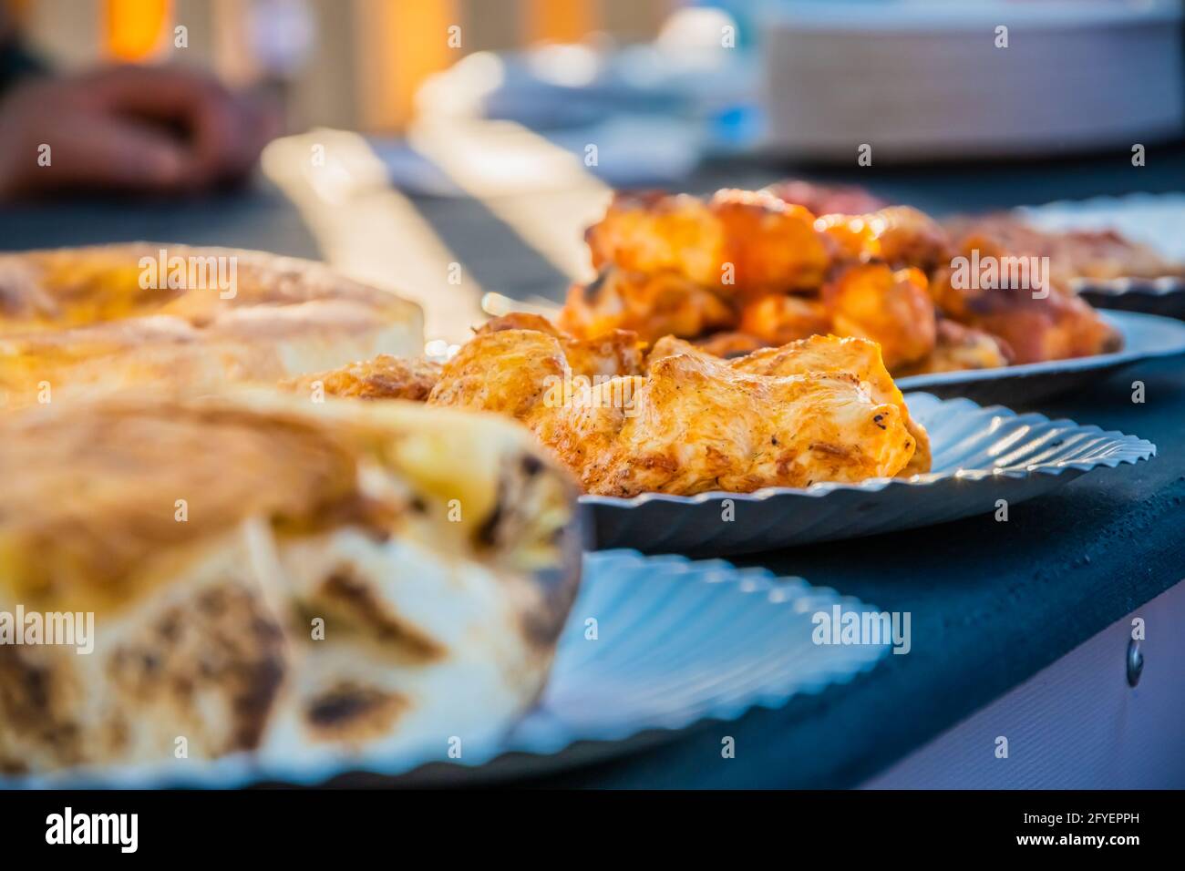 Mexikanische Speisen auf Einwegtellern auf der Theke eines Restaurants im Freien. Food Festival im Stadtpark. Street Fast Food. Selektiver Fokus, flach Stockfoto
