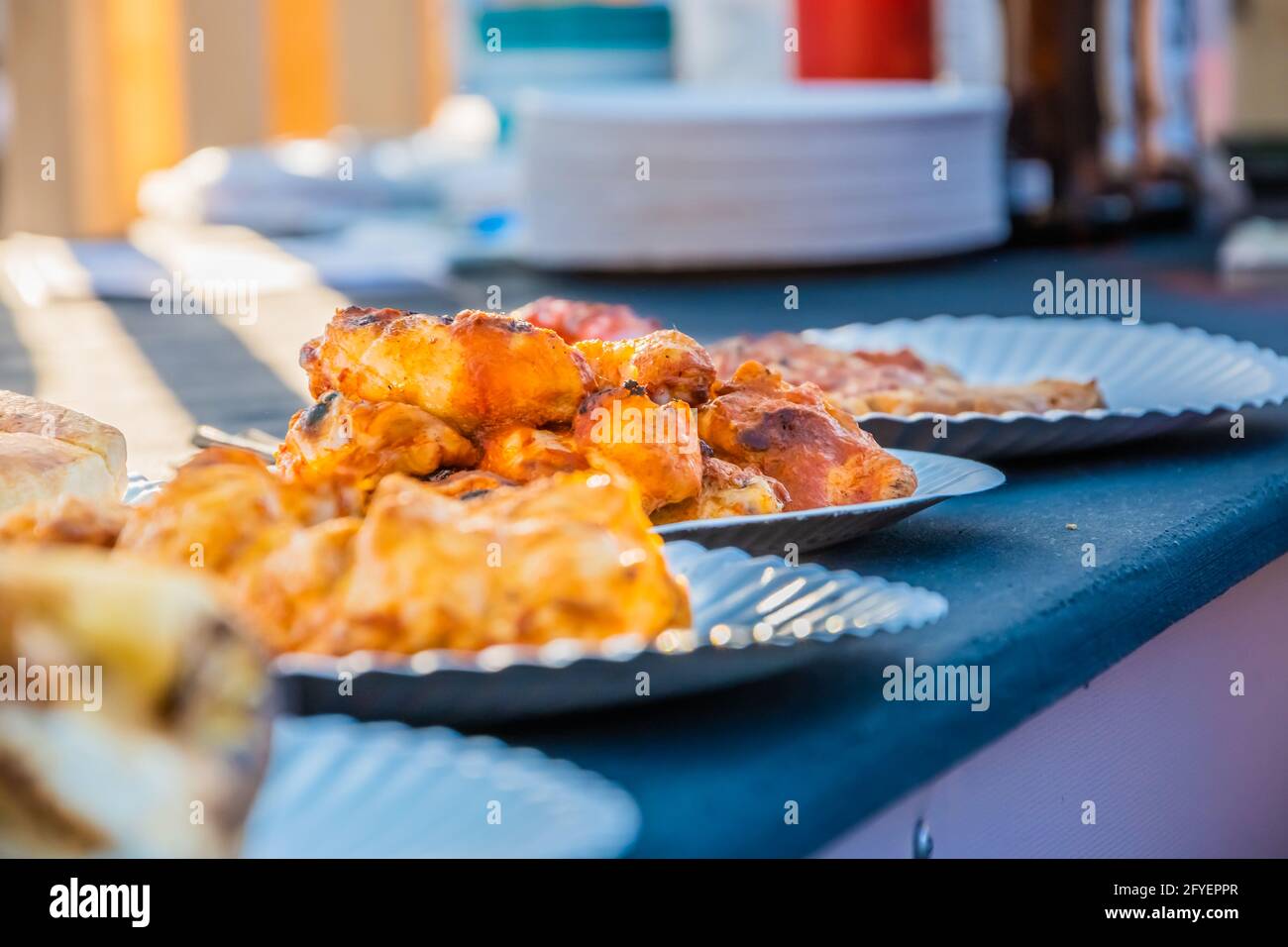 Mexikanische Speisen auf Einwegtellern auf der Theke eines Restaurants im Freien. Food Festival im Stadtpark. Street Fast Food. Selektiver Fokus, flach Stockfoto