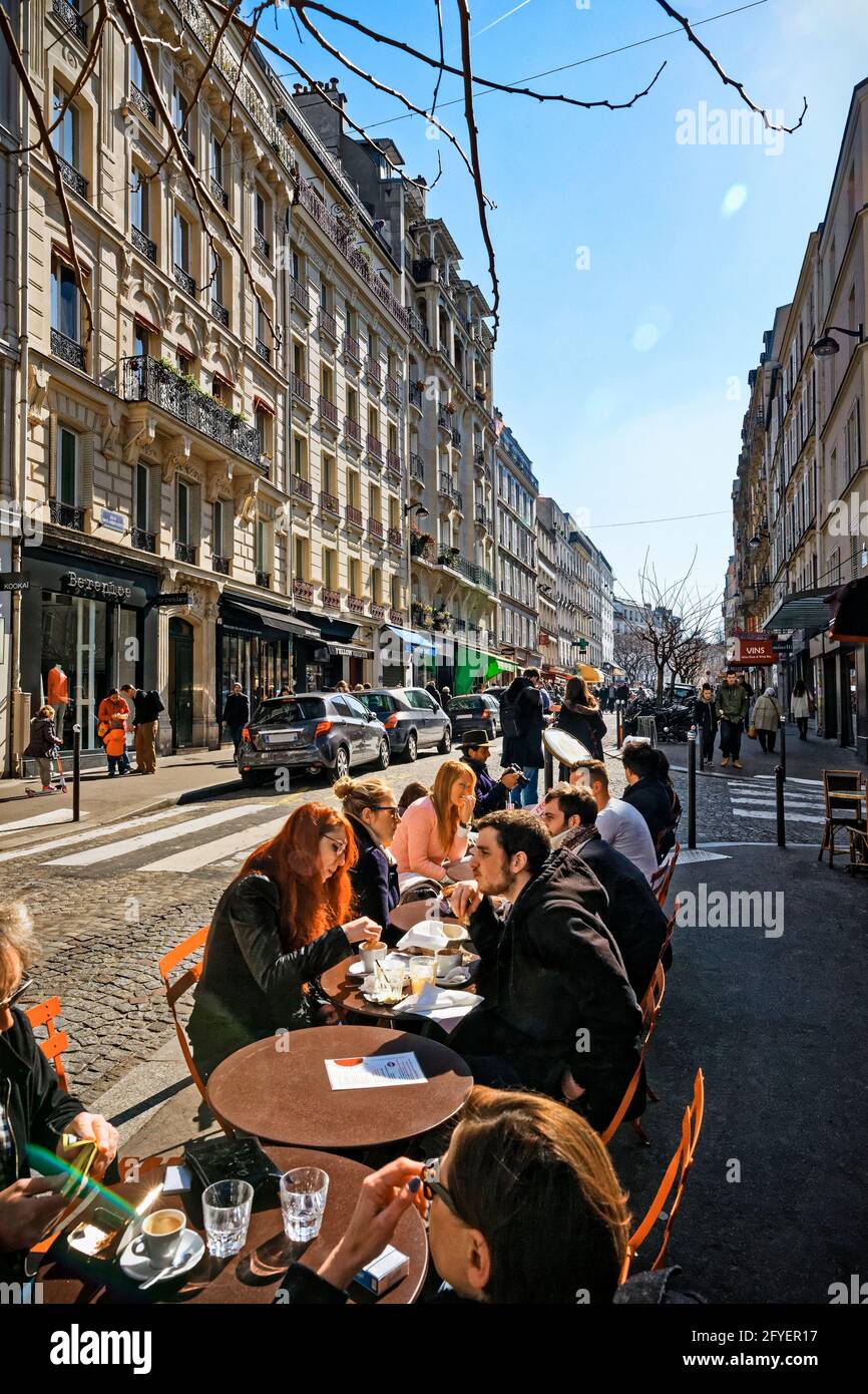 FRANKREICH. PARIS (75) MENSCHEN AUF DER TERRASSE EINES CAFÉ-RESTAURANTS IN DER RUE DES ABBESSES IN MONTMARTRE. Stockfoto