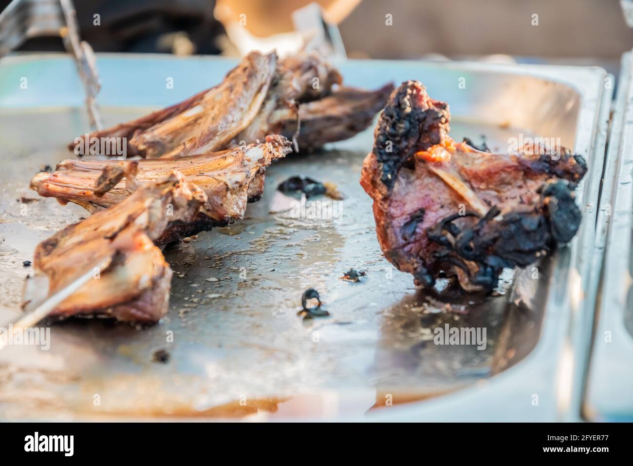 Gebratener Shish Kebab auf Spiessen an der Theke eines Straßenrestaurants. Food Festival im Stadtpark. Street Fast Food. Selektiver Fokus, geringe Tiefe o Stockfoto