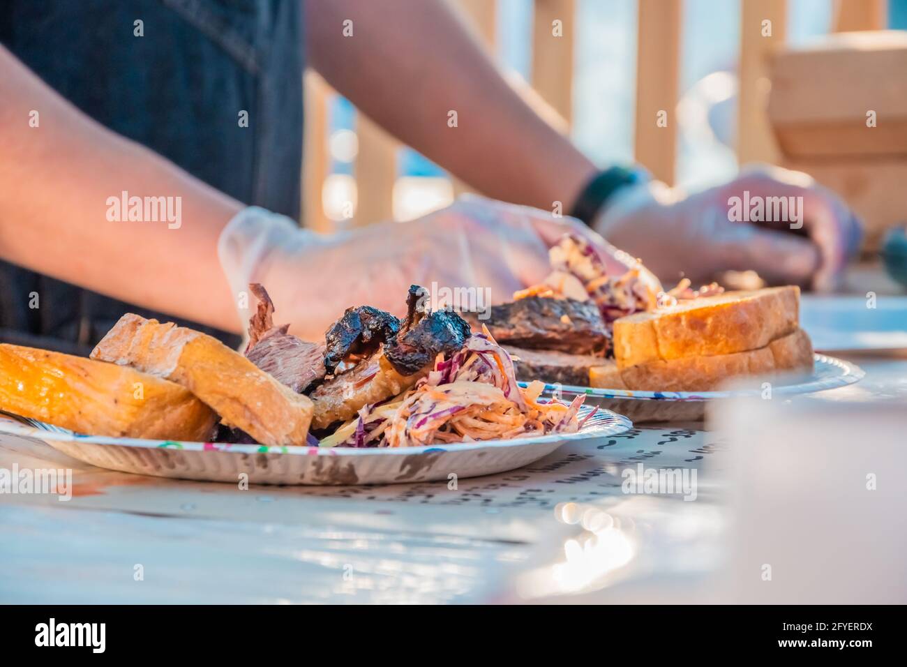 Gegrilltes Fleisch, Salat und Brot auf Tellern an der Theke eines Straßenverkäufers. Food Festival im Stadtpark. Street Fast Food. Selektiver Fokus, sh Stockfoto