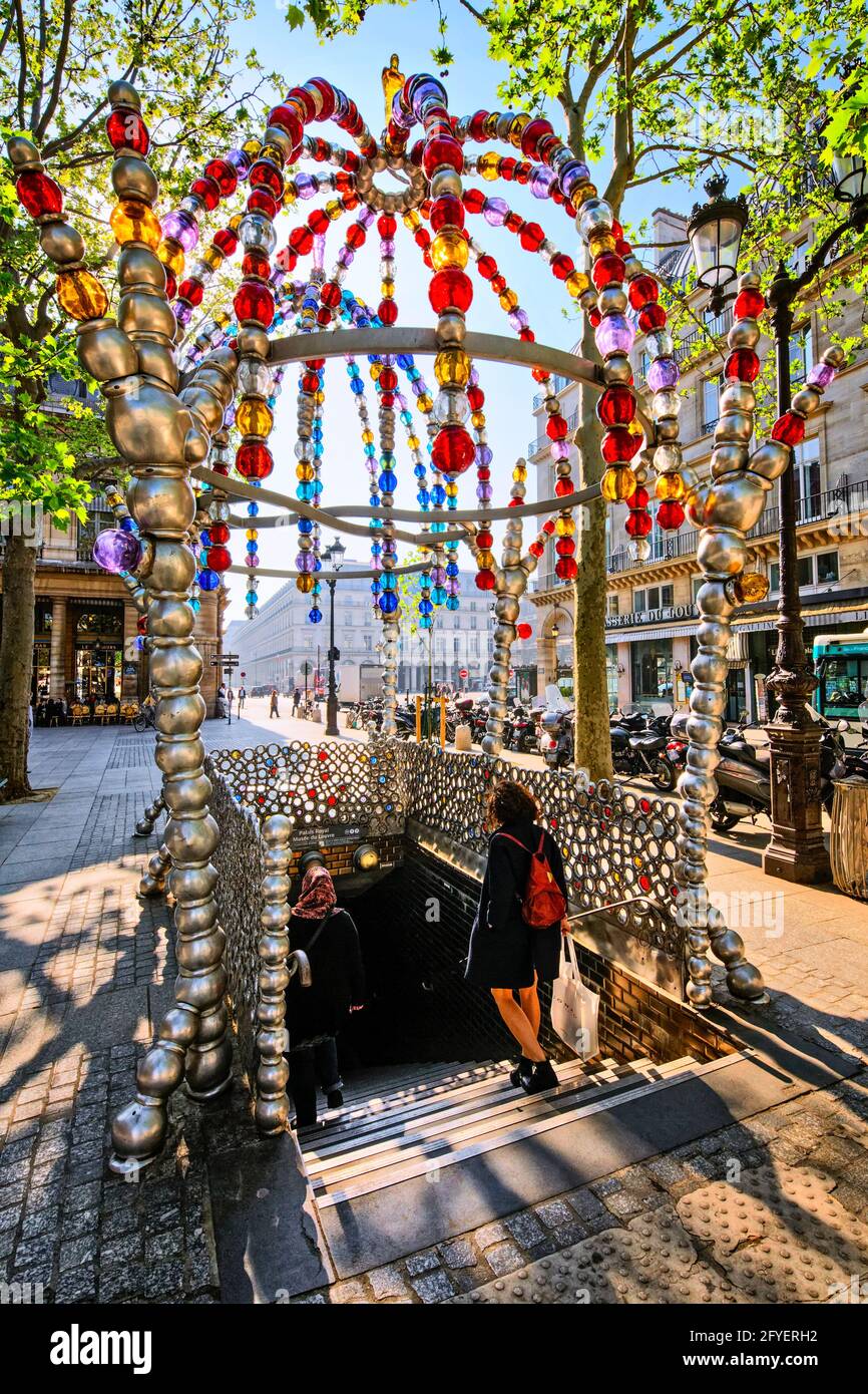 FRANKREICH. PARIS (75). JEAN-MICHEL OTHONIEL'S 'LE KIOSQUE DES NOCTAMBULES' AM EINGANG ZUR U-BAHN DES PALAIS ROYAL-MUSEE DU LOUVRE, PLACE COLETTE Stockfoto