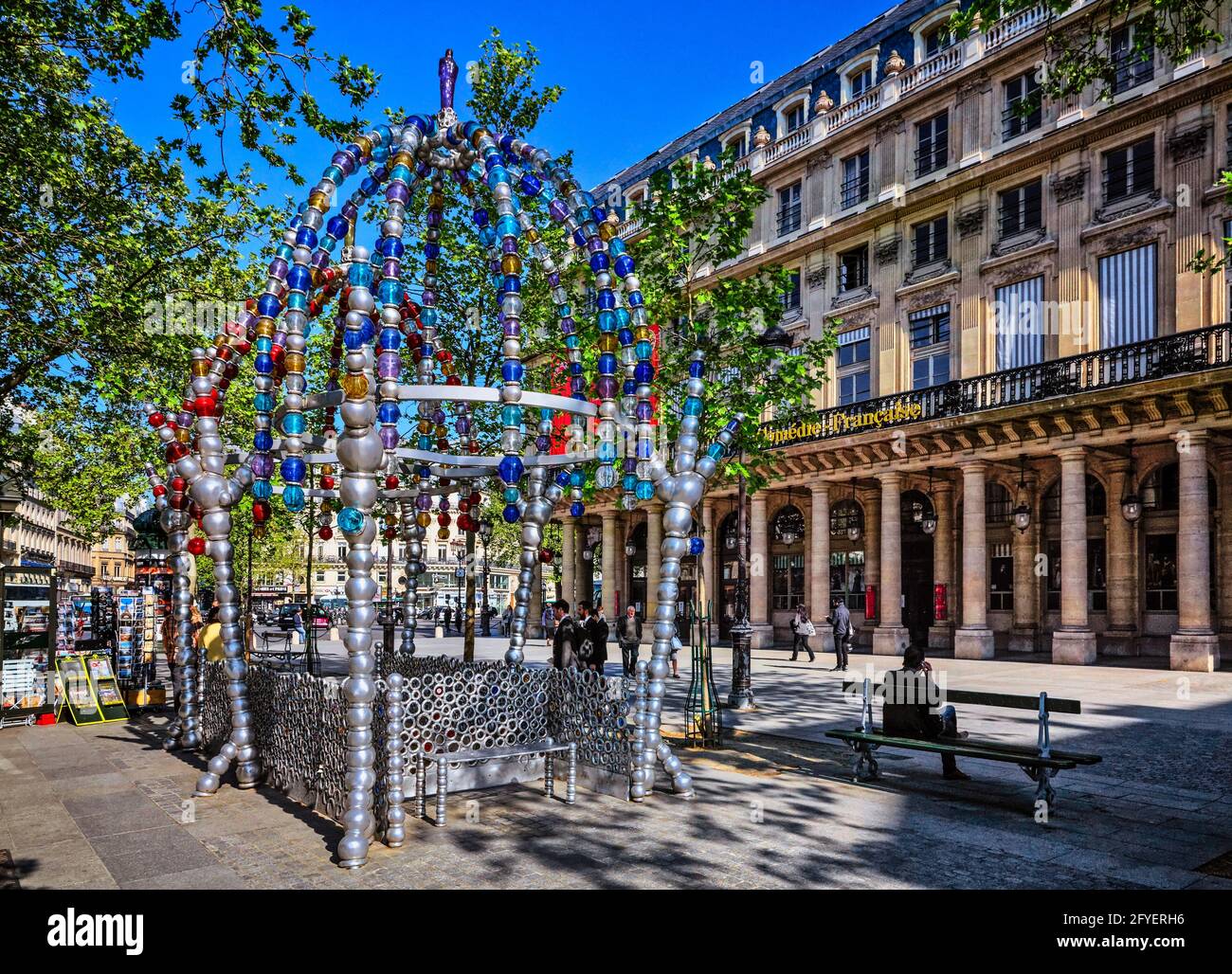 FRANKREICH. PARIS (75). JEAN-MICHEL OTHONIEL'S 'LE KIOSQUE DES NOCTAMBULES' AM EINGANG ZUR U-BAHN DES PALAIS ROYAL-MUSEE DU LOUVRE, PLACE COLETTE Stockfoto
