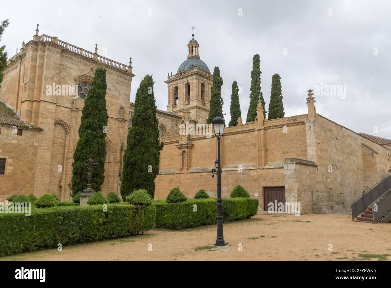 Cuidad Rodrigo / Spanien - 05 13 2021: Majestätische Frontansicht des ikonischen gebäudes der spanischen romanischen Architektur an der Kathedrale von Cuidad Rodrigo, Turm Stockfoto