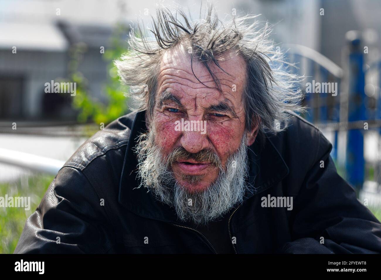 Mann ohne Mann, wagtiger Bettler auf der Straße Stadt. Surgut, Russland - 25, Mai 2021. Stockfoto