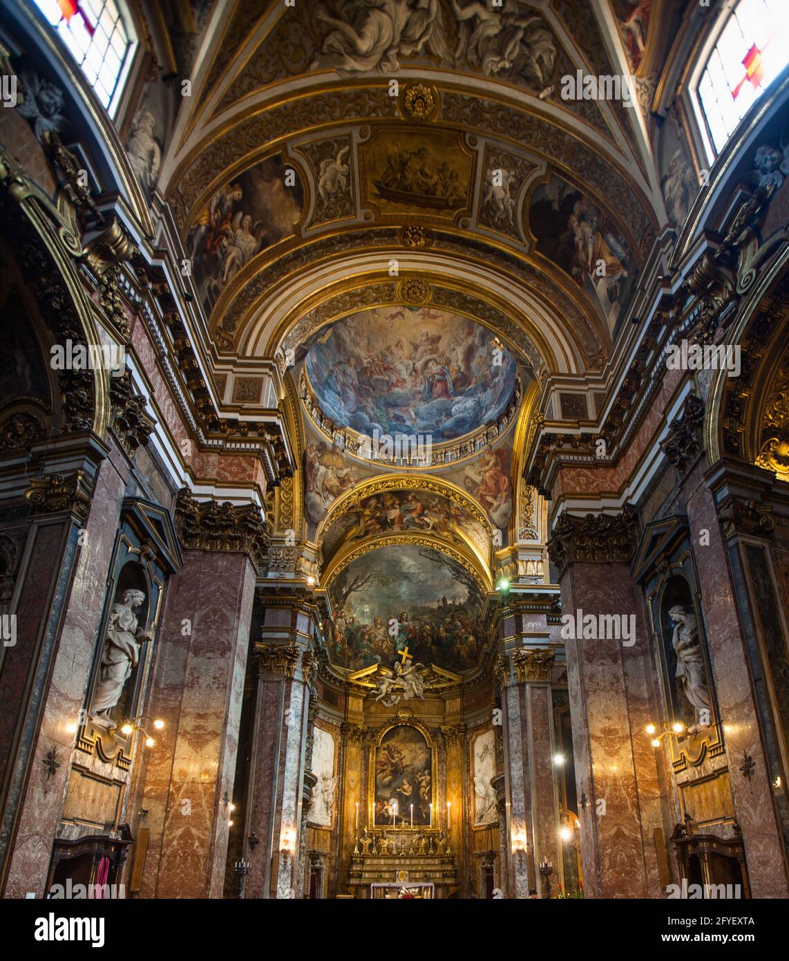 Das Innere der spätbarocken/Rokoko-Kirche Chiese di Santa maria Maddelena in Rom, Italien, einschließlich des Altars und Apsis Fresko "Predigt von Chris Stockfoto