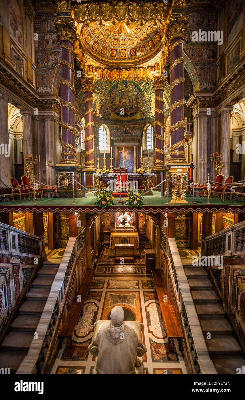 Der Hochaltar der Basilika Santa Maria Maggiore in Rom, mit der heiligen Reliquie der Heiligen Krippe und einer Skulptur von Papst Pius IX. Von Giuseppe Valadie Stockfoto