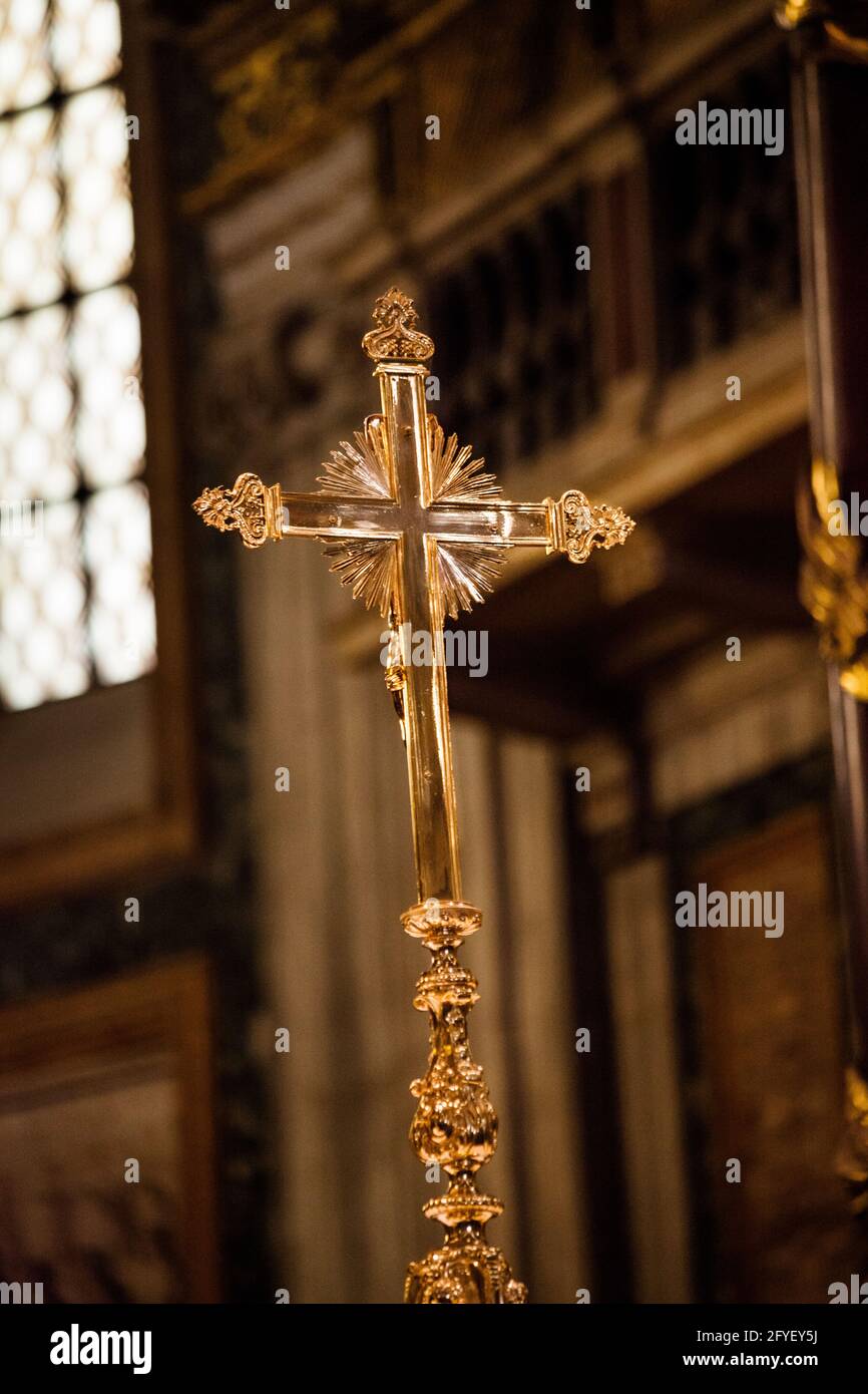Goldenes Kruzifix in der Basilika Santa Maria Maggiore in Rom, Italien Stockfoto