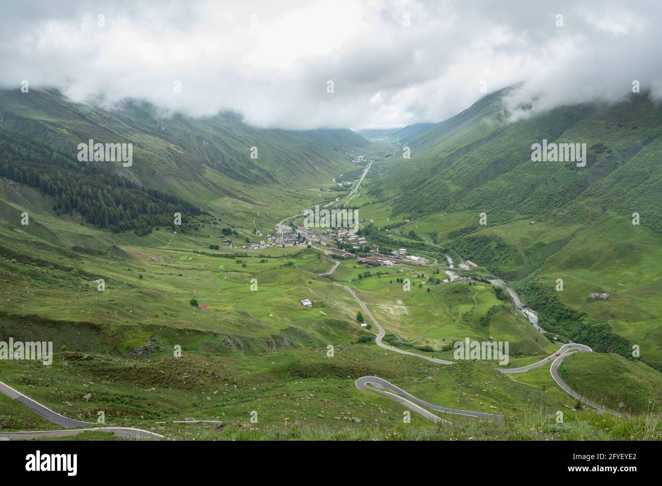 Blick von der Furka-Passstraße in der Schweiz über den bewölkten Himmel Reusstal Stockfoto