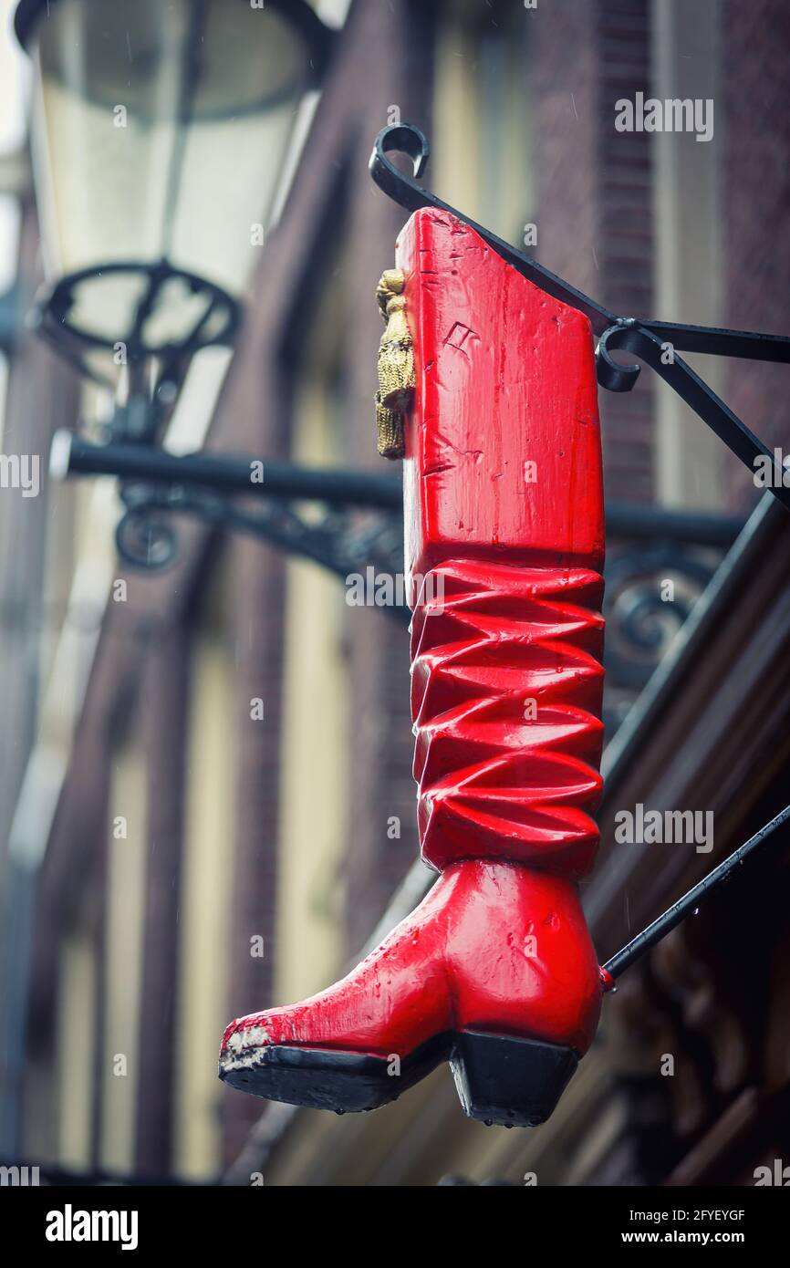 Amsterdam - 9. Juli 2014: Der ikonische rote Holzstiefel außerhalb der De  Roode Laars, was Red Boot Bar bedeutet, Amsterdam. Der Stiefel ist ein  Symbol, dass die BU Stockfotografie - Alamy