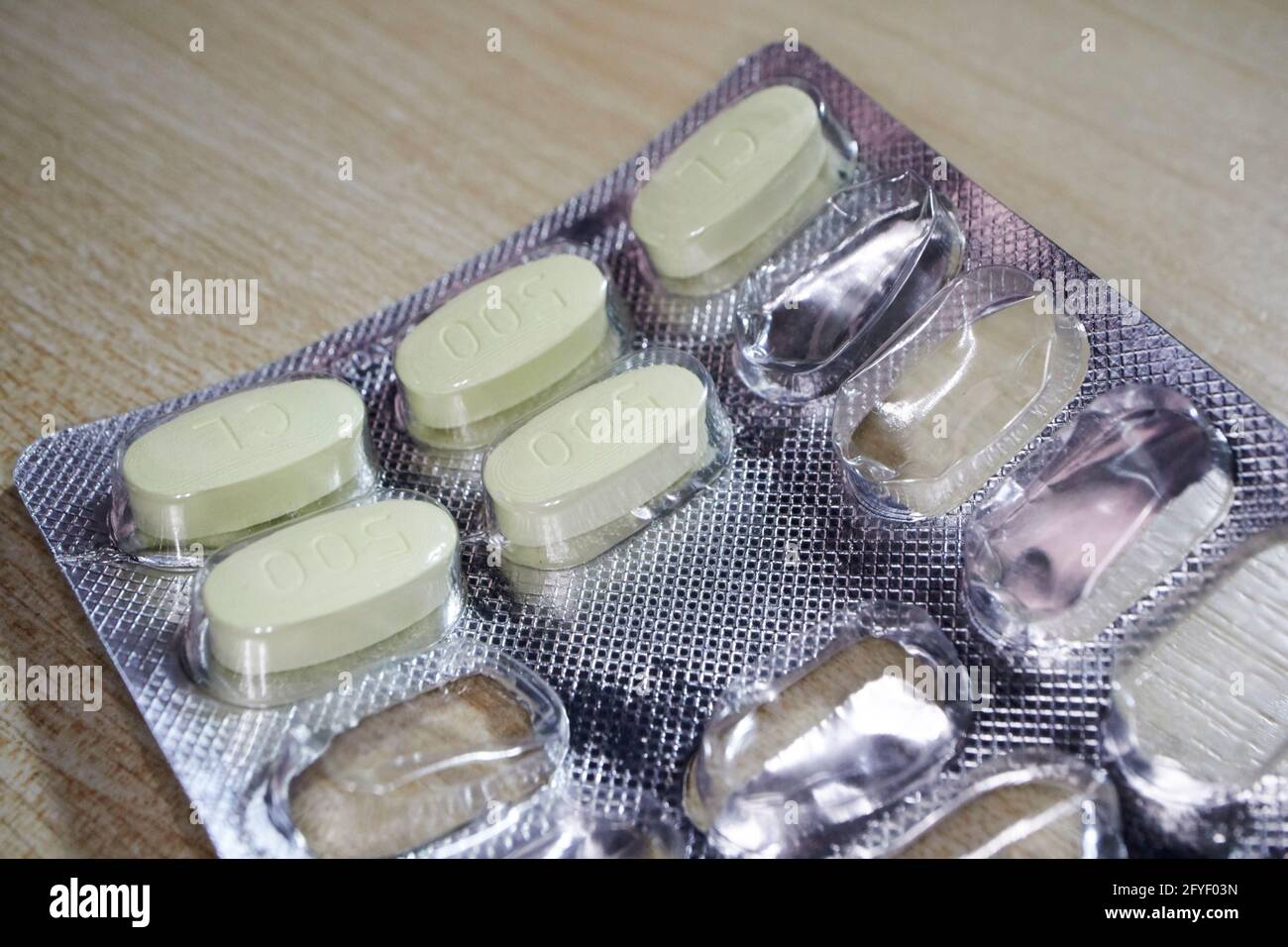 Unfertige Behandlung von Clarithromycin Antibiotika verschreibungspflichtigen Tabletten in Blisterpackung Stockfoto