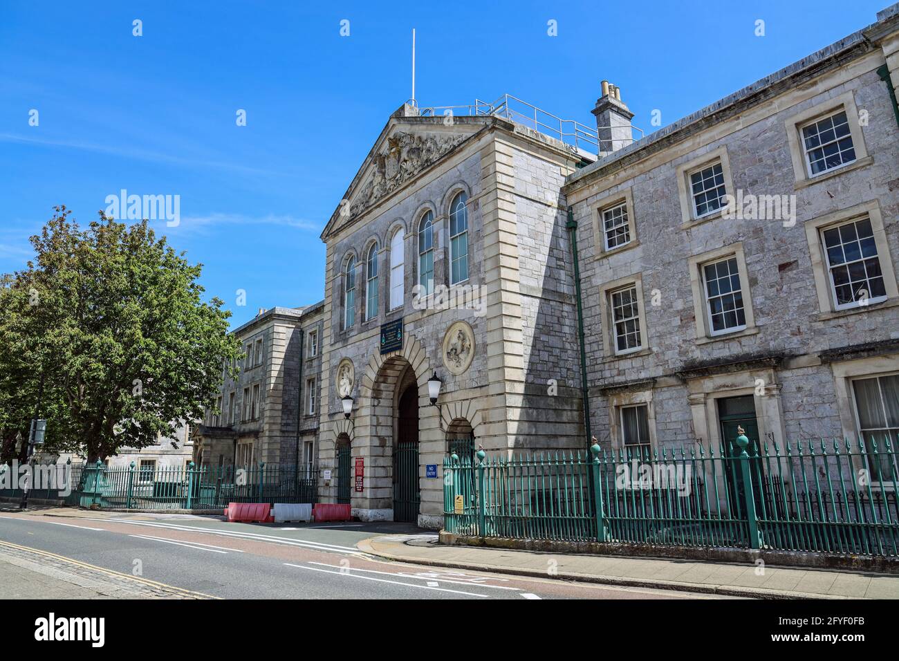 Der Torbogen Eingang zu den Royal Marine Barracks in Stonehouse, Plymouth. Heimat der 3. Kommandobrigade, Royal Marines. Im November 2016 war es so Stockfoto