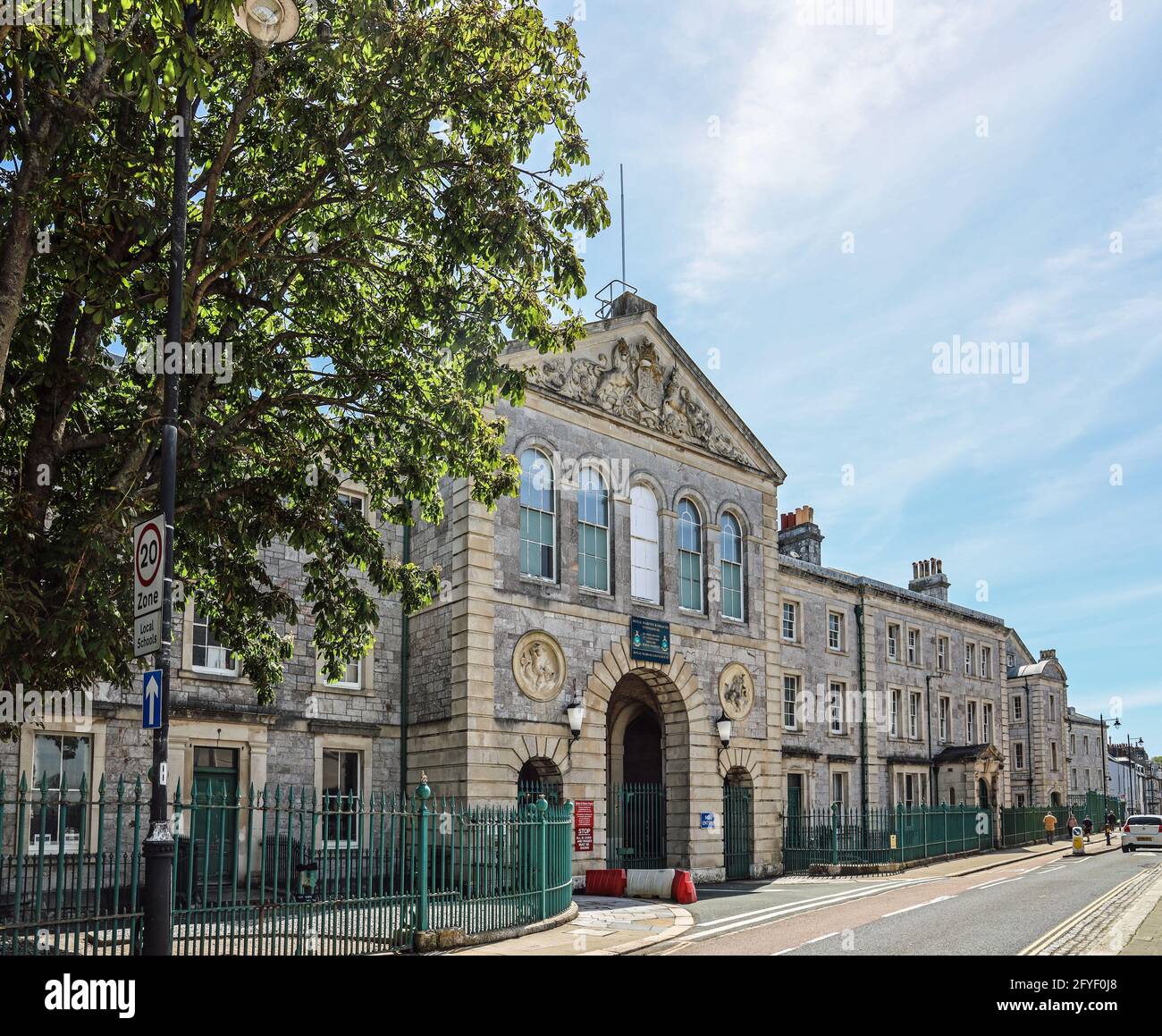 Der Torbogen Eingang zu den Royal Marine Barracks in Stonehouse, Plymouth. Heimat der 3. Kommandobrigade, Royal Marines. Im November 2016 war es so Stockfoto