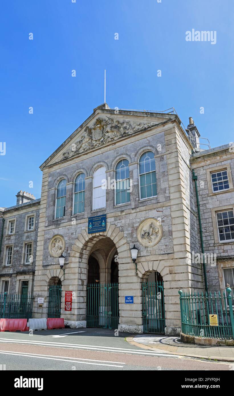 Der Torbogen Eingang zu den Royal Marine Barracks in Stonehouse, Plymouth. Heimat der 3. Kommandobrigade, Royal Marines. Im November 2016 war es so Stockfoto