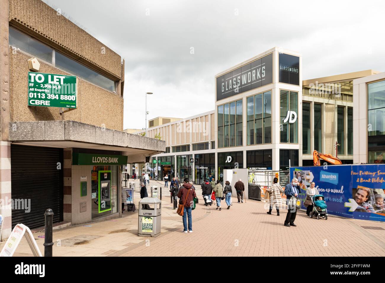 Barnsley Town Center Reentwicklung 'The Glass Works' und älteres Gebäude mit 'to let' Schild, Barnsley, South Yorkshire, England, UK Stockfoto