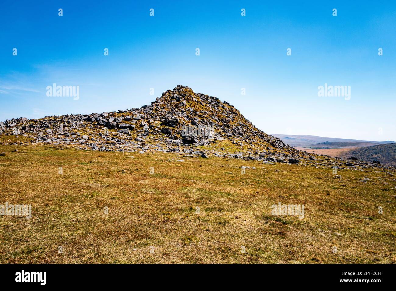 Der scharfe felsige Grat des Leather Tor ähnelt einer riesigen Rückenflosse, die aus der Landschaft des Dartmoor National Park, Devon, England, Großbritannien, emporsteigt. Stockfoto