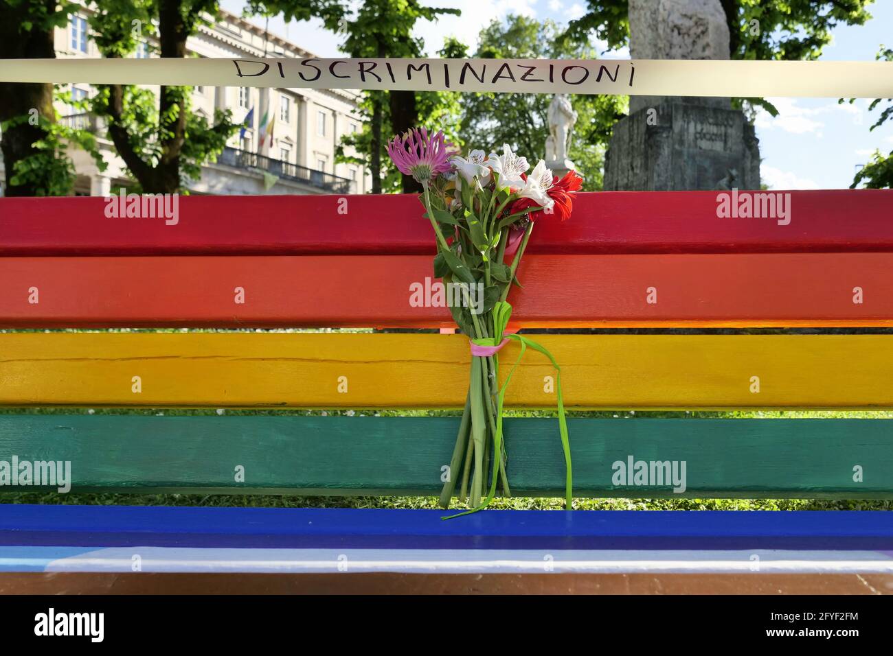 Am 17. Mai weiht der Bürgermeister von Bergamo, Giorgio Gori, den internationalen Tag gegen Homophobie, die erste Regenbogenbank ein Stockfoto